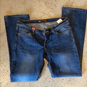 Levi Demi curve bootcut skinny